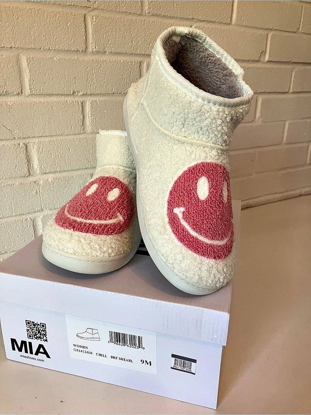 MIA Chill Smiley Faux Shearling Booties US 8.5/9M (nwt)